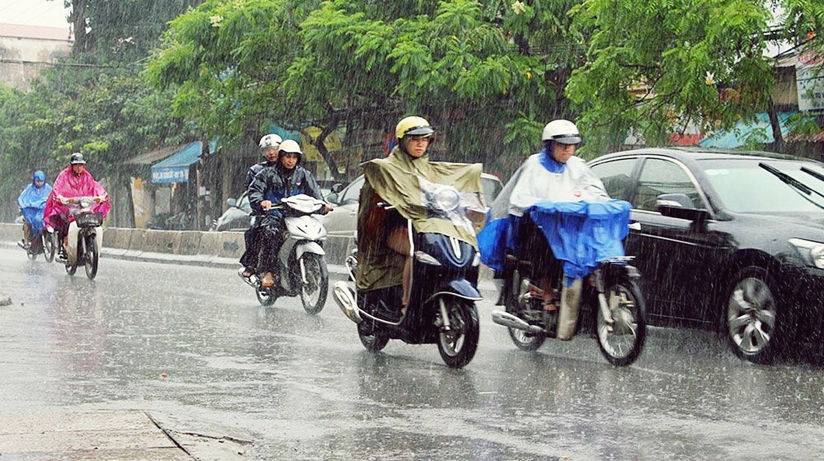 đi xe máy trời mưa